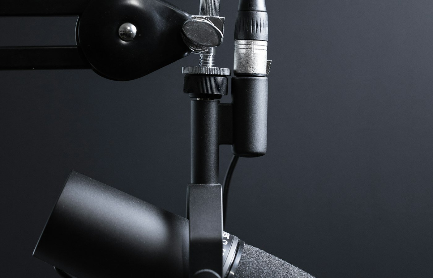 Mikrofonarm und Audiokabel in einem Aufnahmestudio